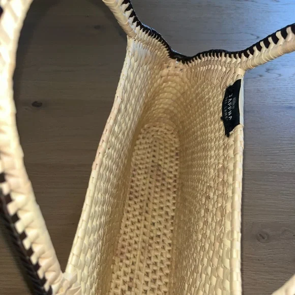 Handwoven Rattan Tote - made in Sri Lanka - Picture 3 of 6